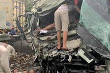 Hai ô tô tông nhau "tan nát", 2 người bị thương nguy kịch