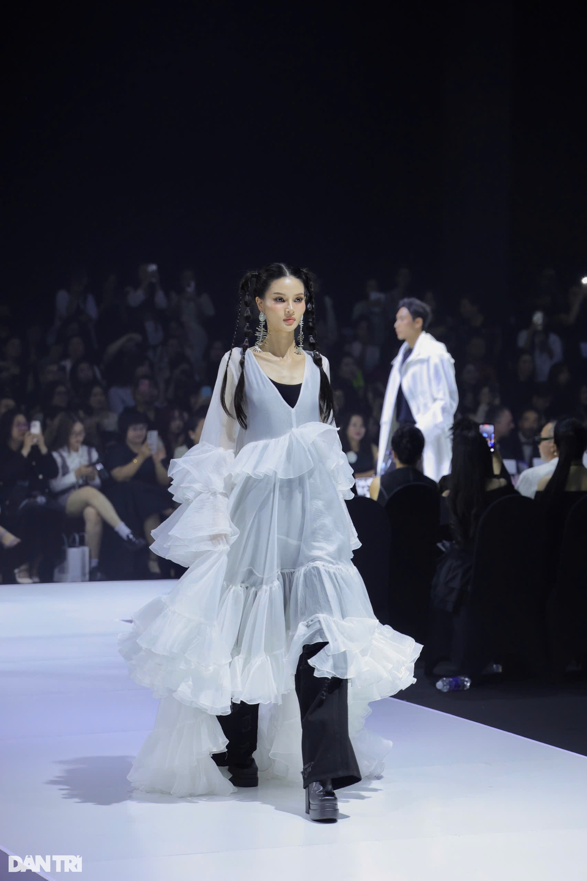 Lan Ngọc - Xuân Tiền nhảy APT., mẹ Đỗ Mạnh Cường bất ngờ đi catwalk - 11 Lan Ngọc - Xuân Tiền nhảy APT., mẹ Đỗ Mạnh Cường bất ngờ đi catwalk - 11