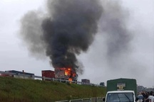 Ô tô bốc cháy ngùn ngụt trên cao tốc, tài xế kịp thoát ra ngoài