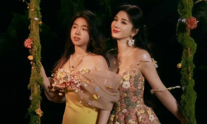 Tiểu Yến Tử Huỳnh Dịch gây tranh cãi vì để con gái 12 tuổi vào showbiz - 1