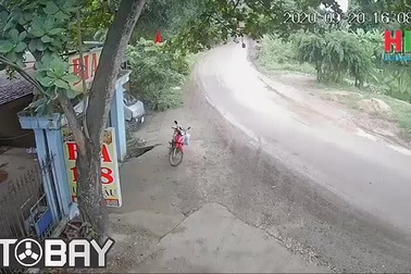 Ô tô gặp nạn vì không làm chủ tốc độ khi vào cua