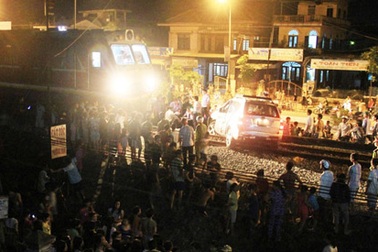 Tàu hỏa húc ôtô “bay” 150m 