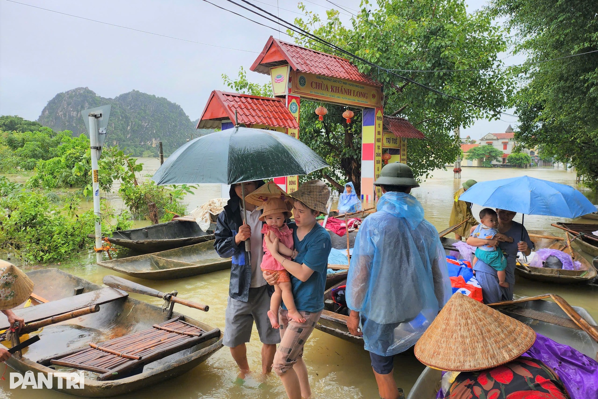 Nước dâng cao, người dân vùng rốn lũ ở Ninh Bình chuyển lên mái nhà - 8 Nước dâng cao, người dân vùng rốn lũ ở Ninh Bình chuyển lên mái nhà - 8