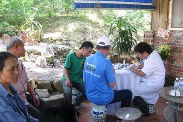 Hơn 300 người dân nghèo được khám bệnh miễn phí   