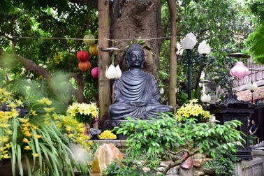 Tượng Phật từ đá quý nguyên khối trong ngôi chùa nghìn năm tuổi ở Hà Nội