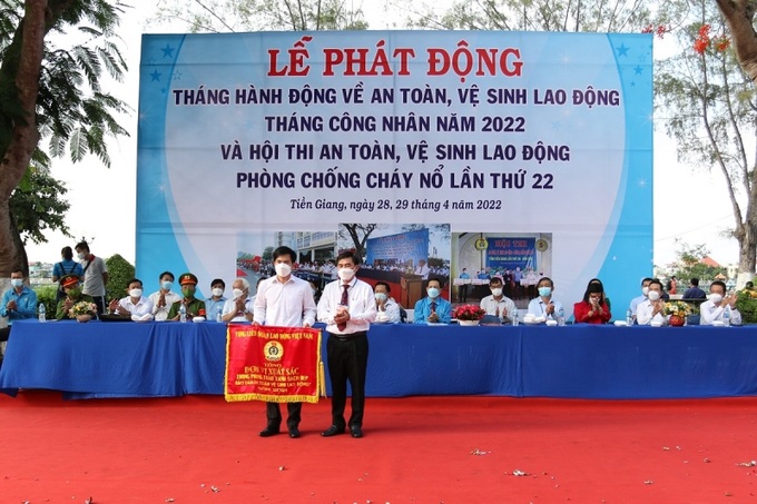 Phó Chủ tịch UBND tỉnh Tiền Giang Nguyễn Văn Mười trao Cờ thi đua của Tổng LĐLĐ Việt Nam cho doanh nghiệp.