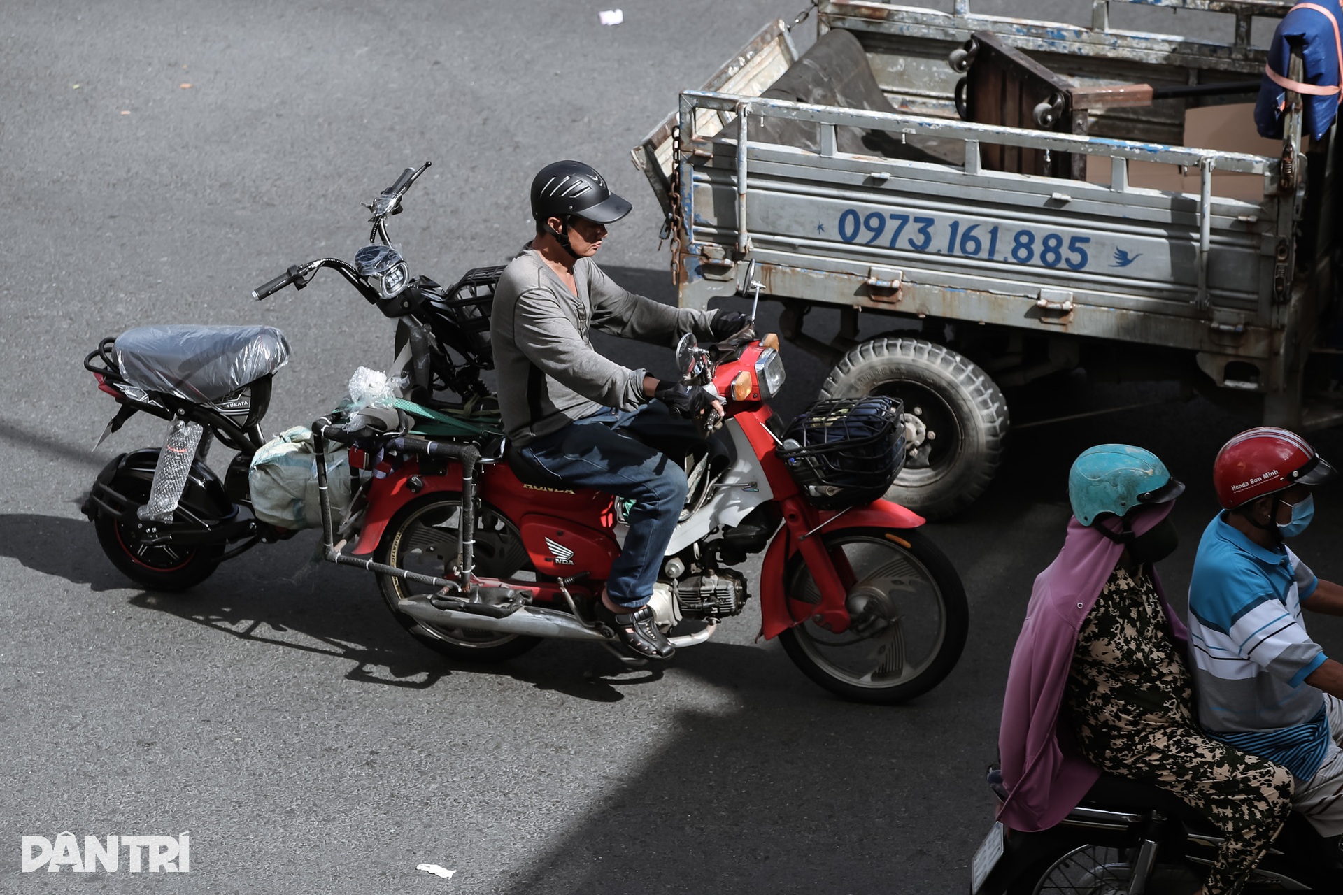 Muôn kiểu vi phạm giao thông ở TPHCM - 12 Muôn kiểu vi phạm giao thông ở TPHCM - 12