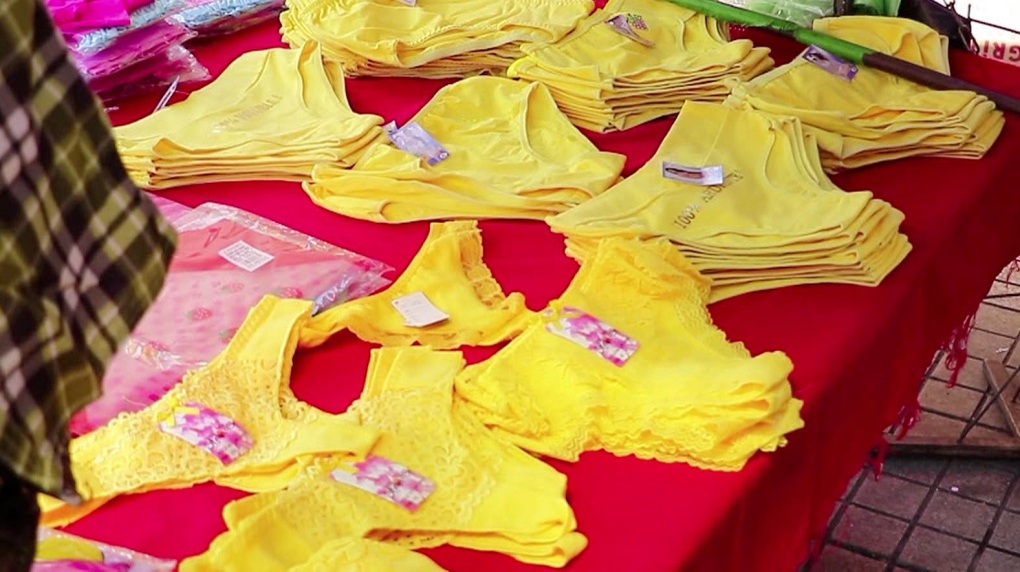 Phong tục mặc nội y sặc sỡ trong đêm giao thừa để chào năm mới - 3 Phong tục mặc nội y sặc sỡ trong đêm giao thừa để chào năm mới - 3