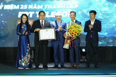 Kỷ niệm 25 năm thành lập, FPT Telecom nhận bằng khen của Bộ TT-TT