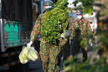 Bộ đội đi chợ: "Con chưa biết khi nào về, chắc tới khi hết dịch"