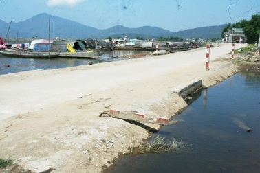 Dự án đường ven đầm phá chặn lối tránh bão của ngư dân