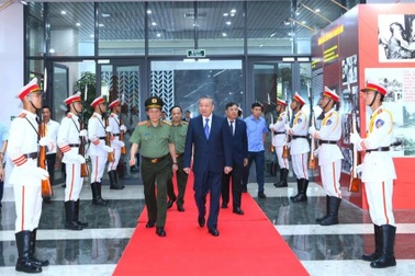 Tổng Bí thư: "80 năm - Vinh quang Công an nhân dân Việt Nam"