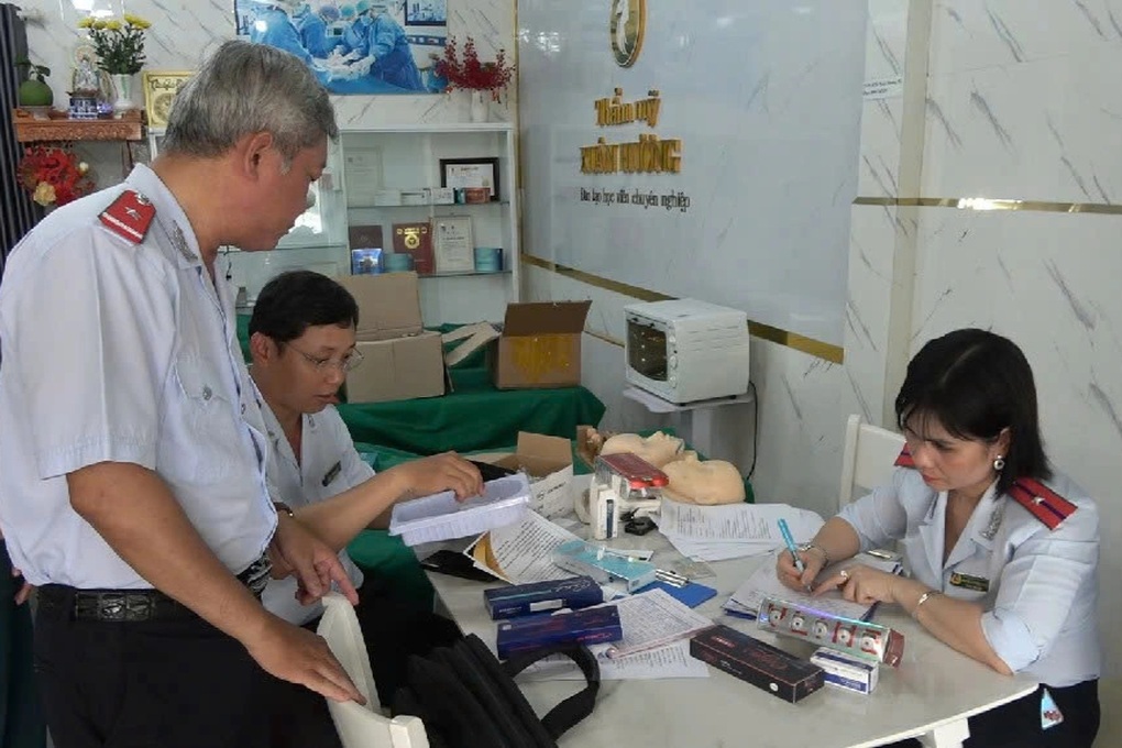 Đóng cửa cơ sở thẩm mỹ chui chuyên tiêm filler, nhấn mí - 1 Đóng cửa cơ sở thẩm mỹ chui chuyên tiêm filler, nhấn mí - 1
