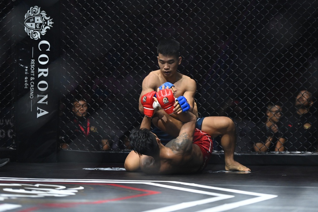 Võ sĩ Trần Ngọc Lượng đánh bại đệ tử của Johnny Trí Nguyễn - 2 Võ sĩ Trần Ngọc Lượng đánh bại đệ tử của Johnny Trí Nguyễn - 2