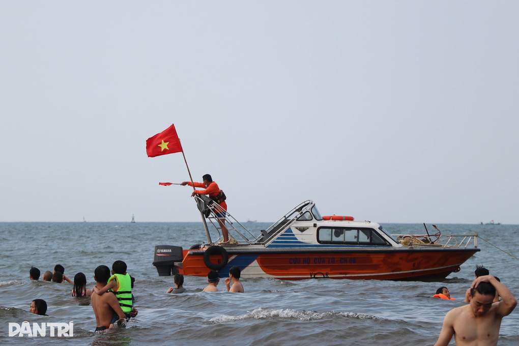 Du khách tranh thủ check-in bãi tắm đẹp nhất miền Trung ngày cuối kỳ nghỉ - 8 Du khách tranh thủ check-in bãi tắm đẹp nhất miền Trung ngày cuối kỳ nghỉ - 8