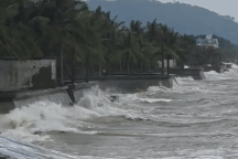 Người dân đứng xem sóng biển cao 2-3m trước giờ bão Bualoi đổ bộ