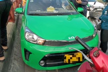 Tài xế taxi bỏ xe trên cầu Thanh Trì, nhảy xuống sông Hồng