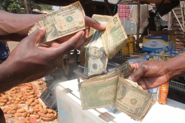 Khi những tờ USD rách nát trở thành "bảo bối" ở Zimbabwe