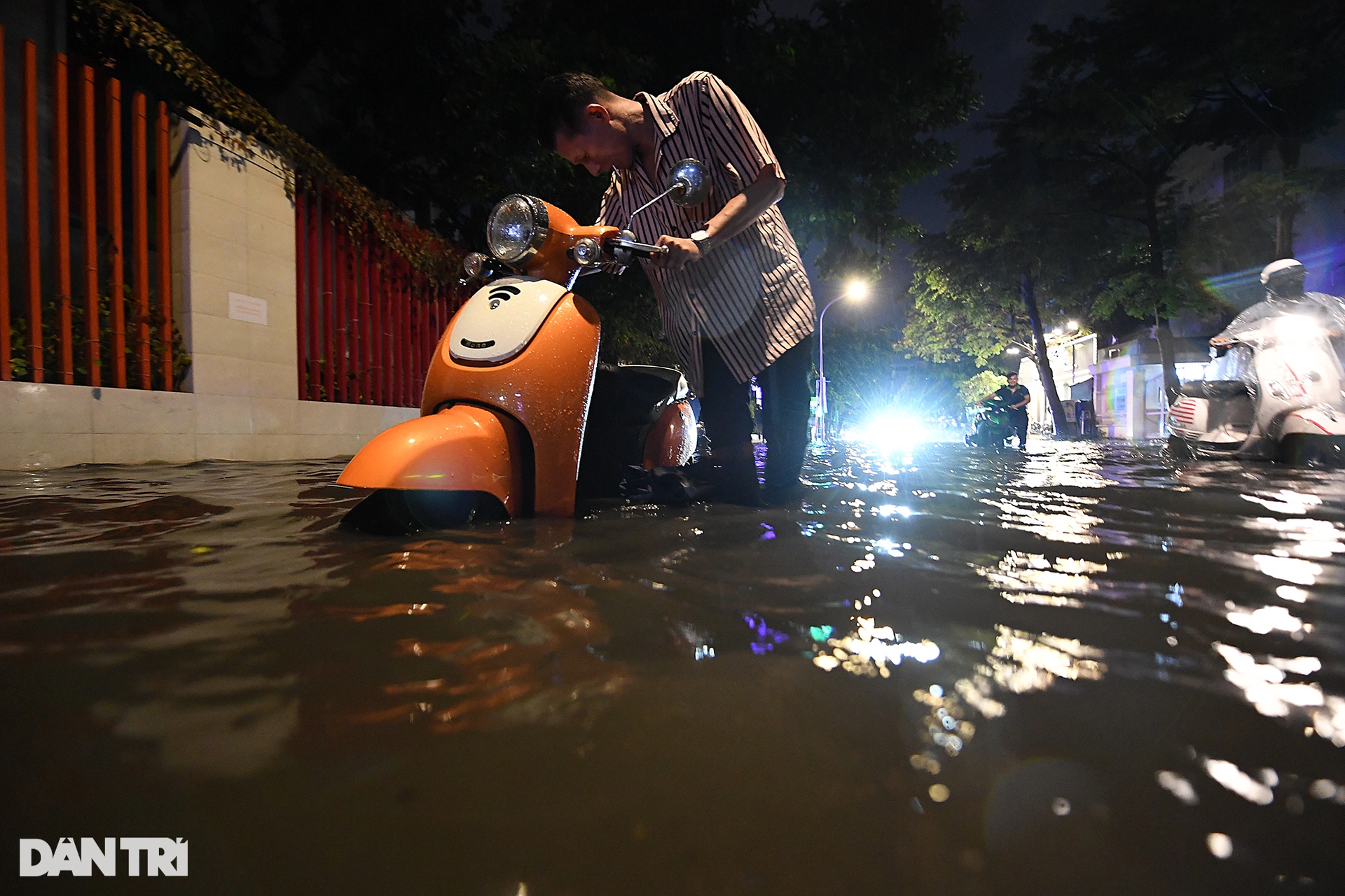 Khu nhà giàu Thảo Điền lại ngập sâu sau mưa lớn - 3 Khu nhà giàu Thảo Điền lại ngập sâu sau mưa lớn - 3