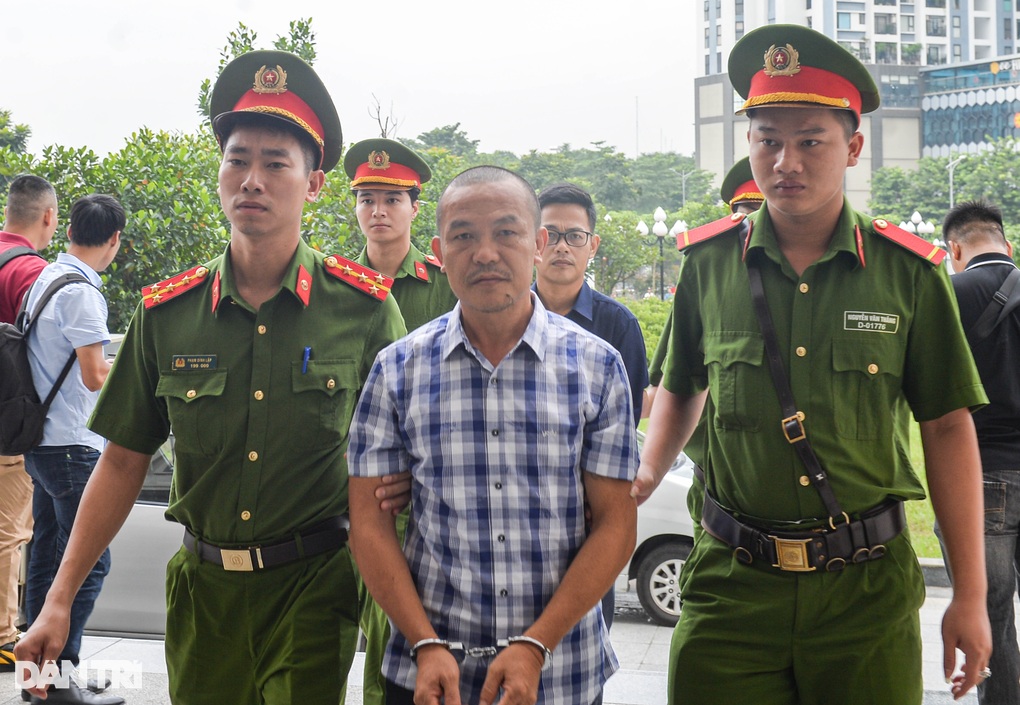 Vụ nâng khống giá cây xanh ở Hà Nội: Cận cảnh dẫn giải các bị cáo đến tòa - 4