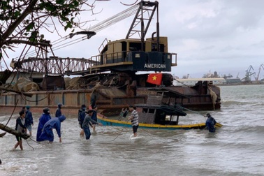 Sà lan "lang thang" đâm chìm nhiều tàu cá