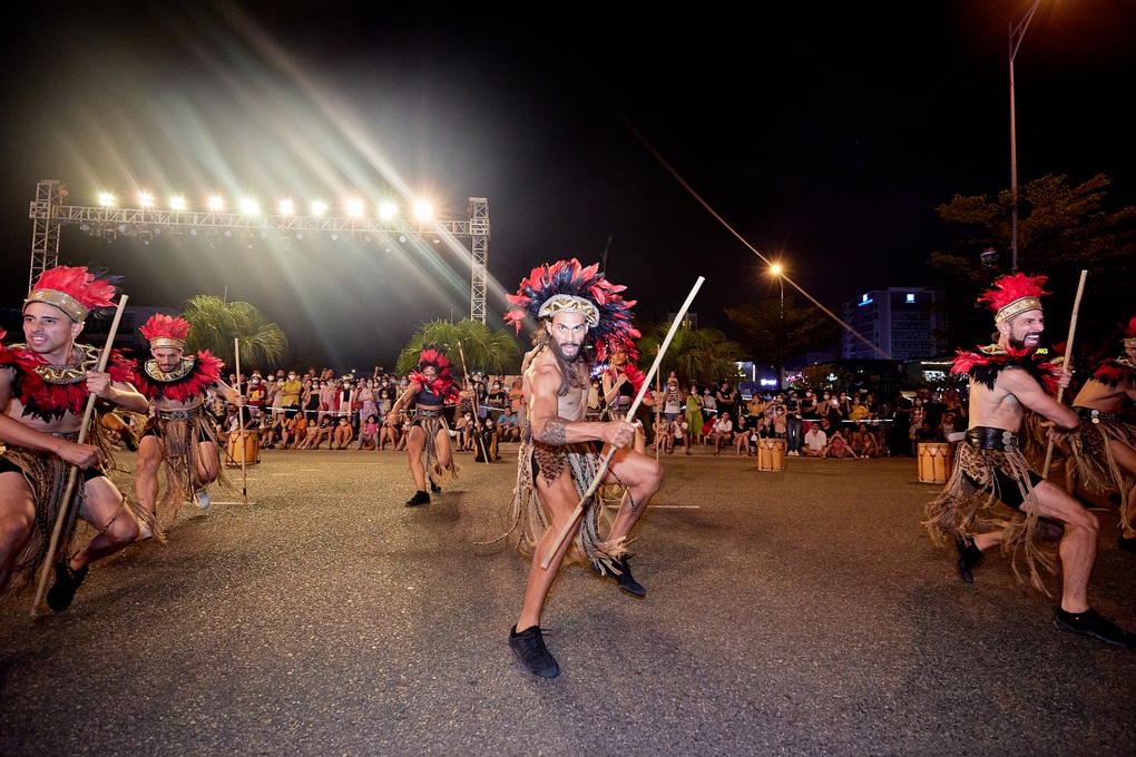 Những vũ công khoe vẻ gợi cảm trong lễ hội Carnival Đà Nẵng - 8 Những vũ công khoe vẻ gợi cảm trong lễ hội Carnival Đà Nẵng - 8