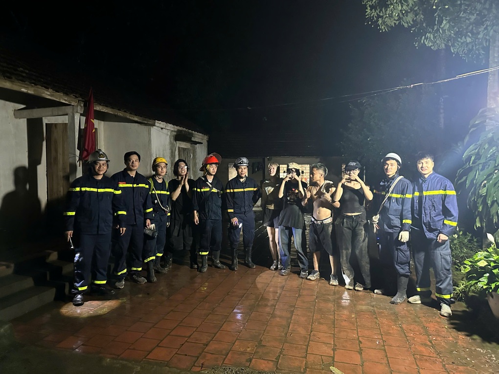 Giải cứu nhóm người đi lạc tại đỉnh núi Hàm Lợn - 1 Giải cứu nhóm người đi lạc tại đỉnh núi Hàm Lợn - 1