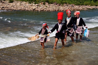 Thích thú vượt suối đi chơi chợ phiên 