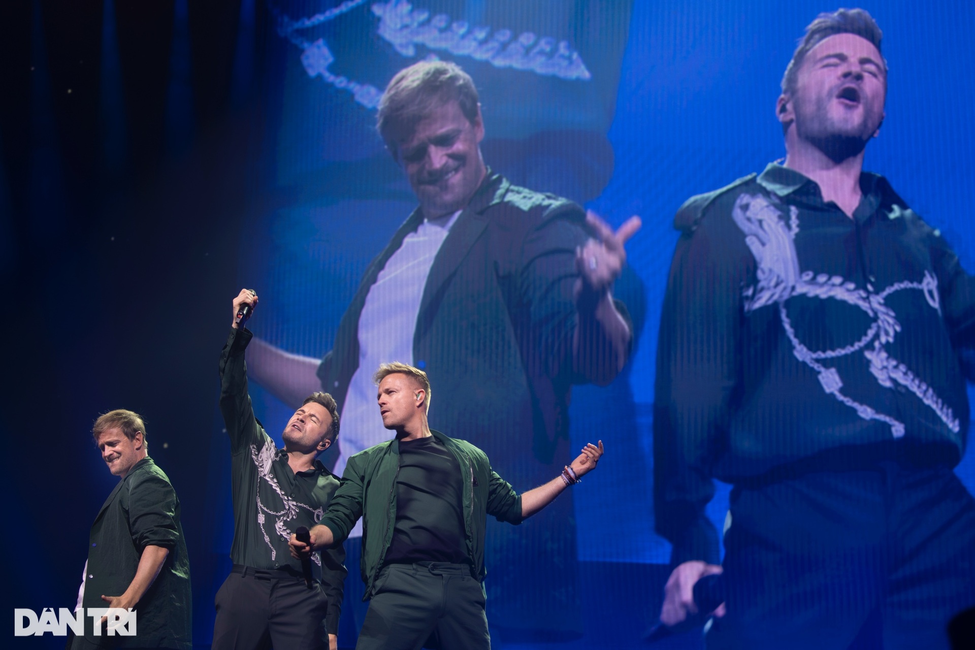 Westlife nói Tôi yêu Hà Nội, ôm fan nữ hát khiến 8.000 khán giả dậy sóng - 12 Westlife nói Tôi yêu Hà Nội, ôm fan nữ hát khiến 8.000 khán giả dậy sóng - 12