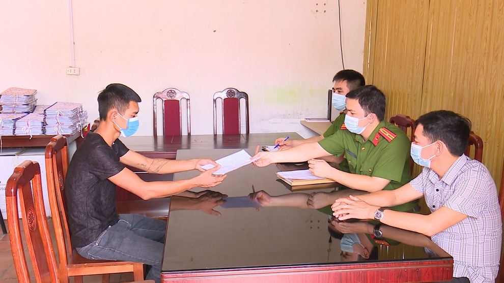 Bị phạt 5 triệu vì né chốt kiểm dịch, đi nhờ thuyền đánh cá tới công ty - 1 Bị phạt 5 triệu vì né chốt kiểm dịch, đi nhờ thuyền đánh cá tới công ty - 1