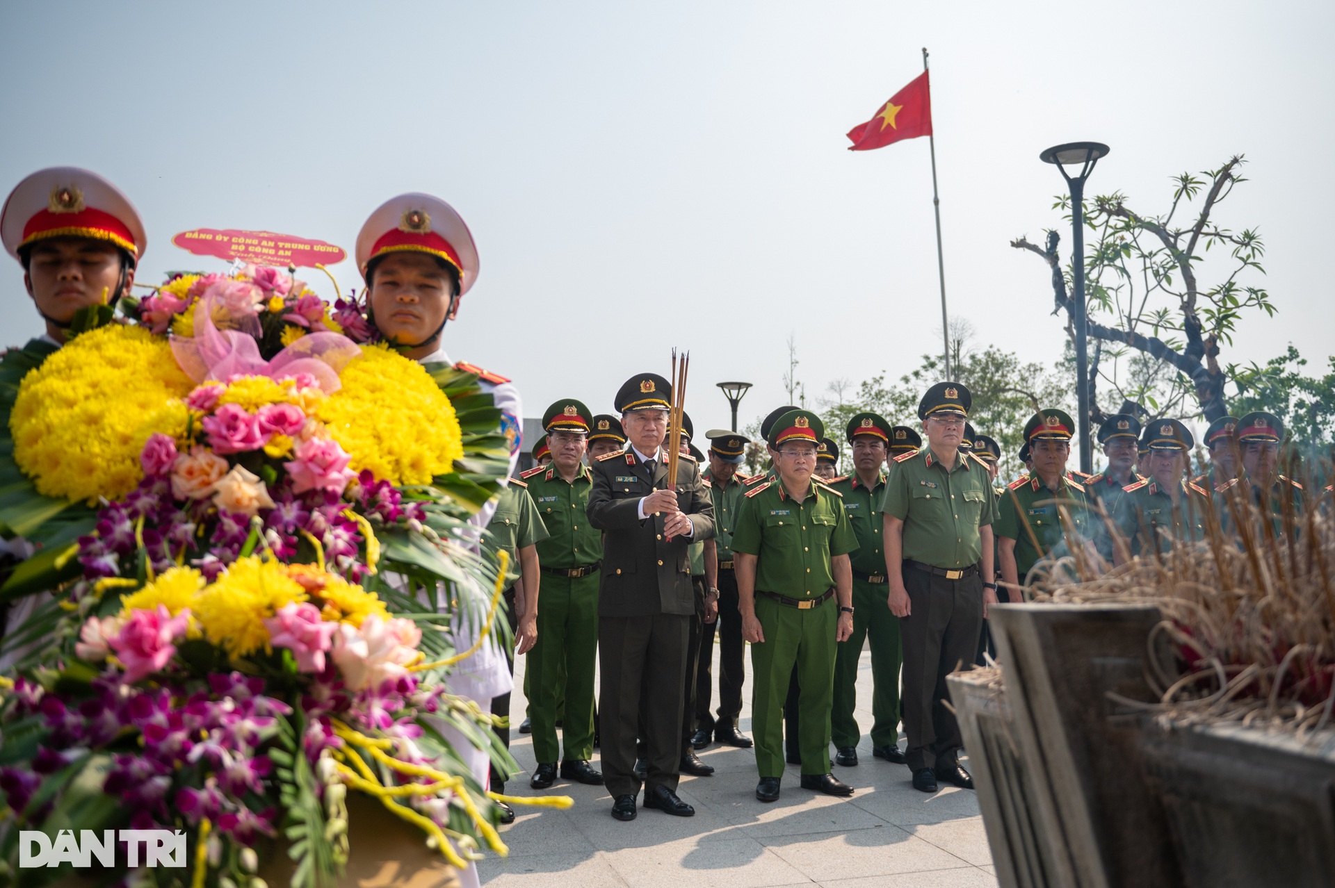 Đại tướng Tô Lâm viếng thăm Đền thờ Liệt sĩ tại Chiến trường Điện Biên Phủ - 3