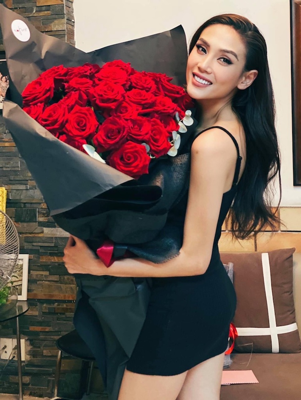 Quyền Linh quyên góp được hơn 2 tỷ đồng sau 1 tiếng, bay ngay ra Huế - 4 Quyền Linh quyên góp được hơn 2 tỷ đồng sau 1 tiếng, bay ngay ra Huế - 4