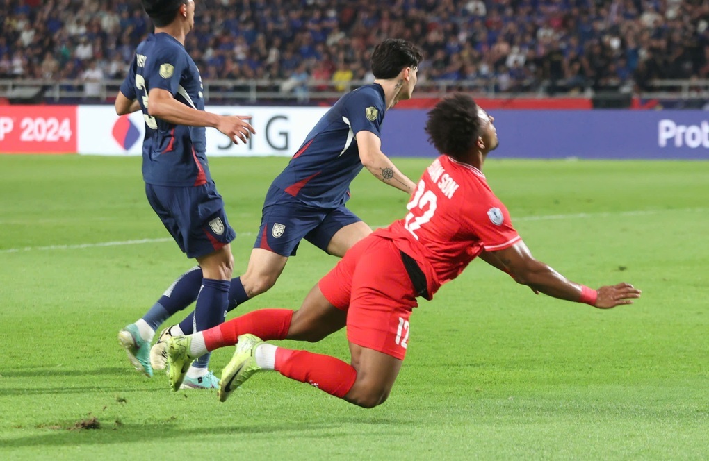 اے ایف ایف کپ - 2 جیتنے کے بعد برازیل کے اخبارات نے Xuan Son پر خصوصی توجہ دی۔ Báo Brazil quan tâm đặc biệt tới Xuân Son sau khi vô địch AFF Cup - 2