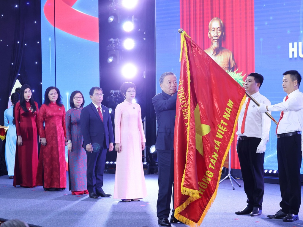 Tổng Bí thư: TTXVN là dòng chủ lưu thông tin tích cực trên mặt trận báo chí - 1 Tổng Bí thư: TTXVN là dòng chủ lưu thông tin tích cực trên mặt trận báo chí - 1