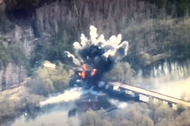 "Xe tăng bay" Nga bắn tên lửa phá hủy cầu chiến lược của Ukraine