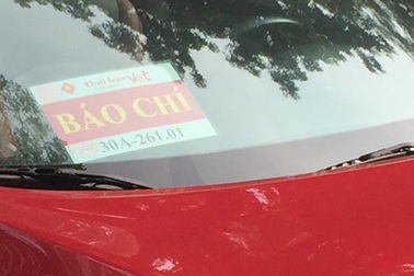 Xử nghiêm ô tô dán 'bùa hộ mệnh'