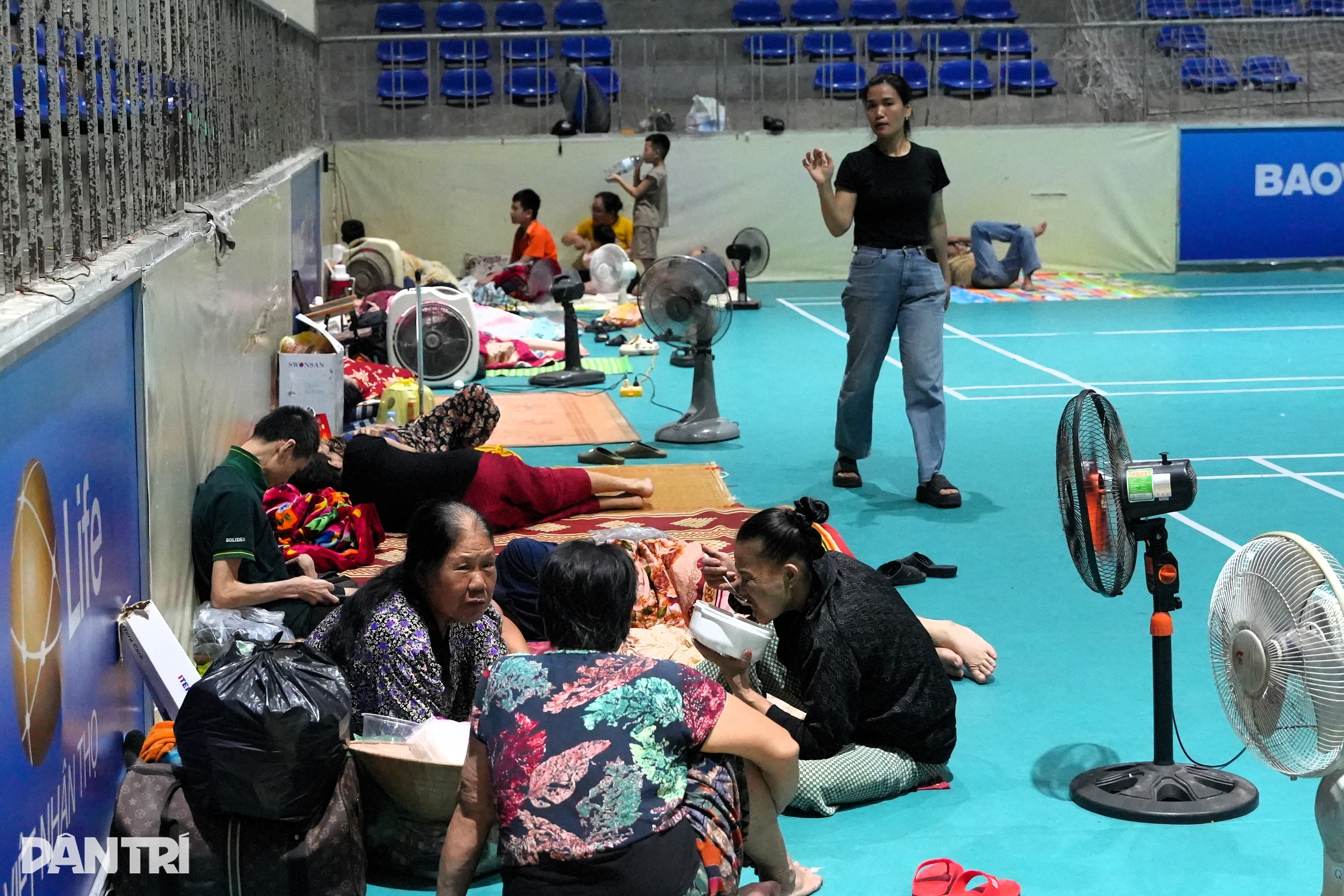 Đưa hàng trăm người dân ra khỏi các khu chung cư xuống cấp tránh bão Kajiki - 2