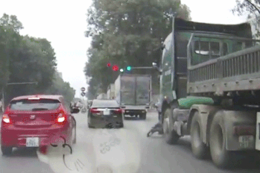 Đi tạt đầu công-ten-nơ, cô gái bị nuốt trọn vào gầm xe