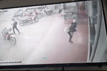 Vụ tai nạn 5 người tử vong: Bé gái thoát chết nhờ chạy đi mua bút