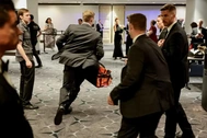 Nổ súng ở tiệc 2.600 khách: Dấu hỏi với lớp an ninh bảo vệ Tổng thống Trump
