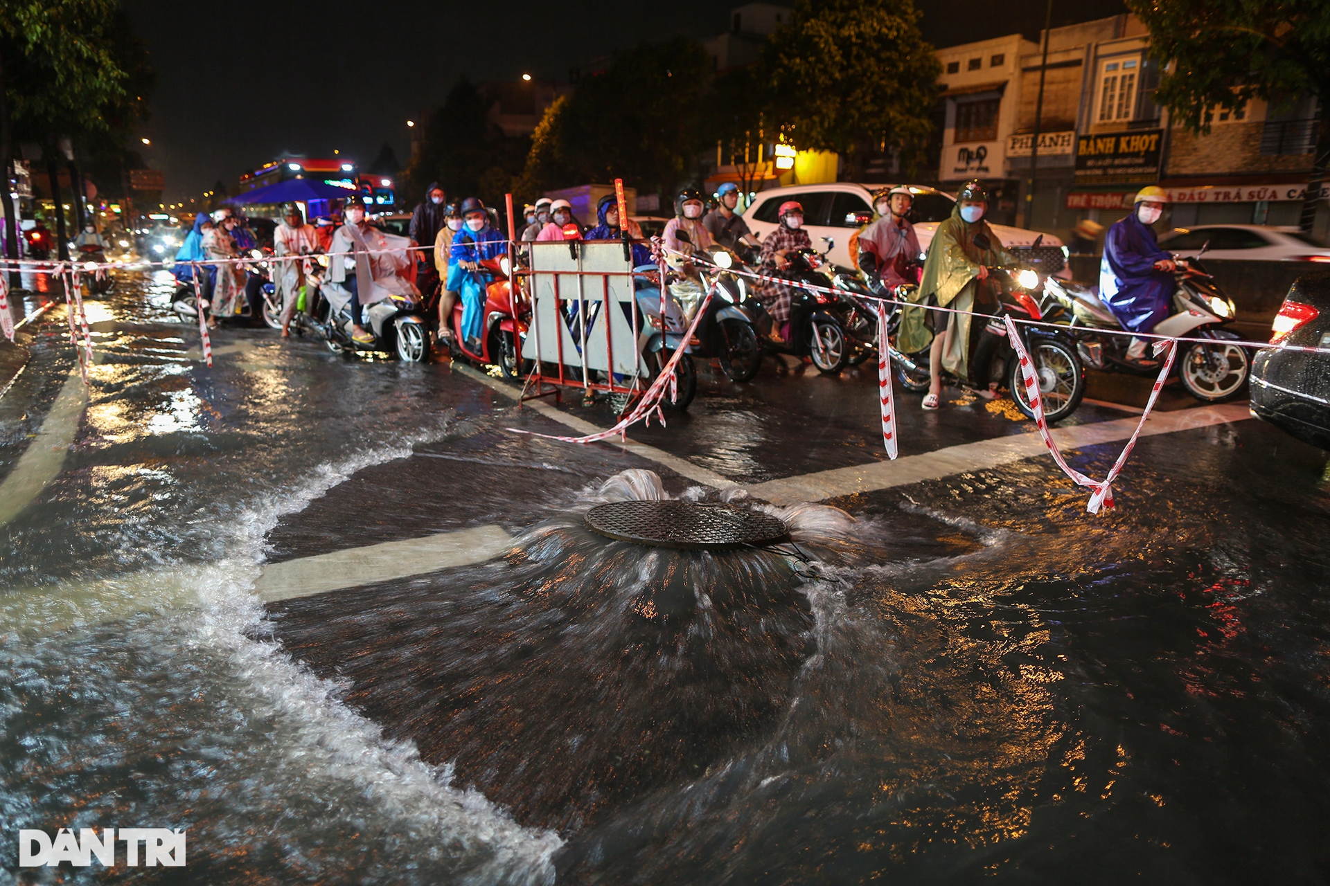 Nước từ hố ga tràn lên cuồn cuộn, kẹt xe kéo dài trong đêm mưa ở TP Thủ Đức - 2 Nước từ hố ga tràn lên cuồn cuộn, kẹt xe kéo dài trong đêm mưa ở TP Thủ Đức - 2
