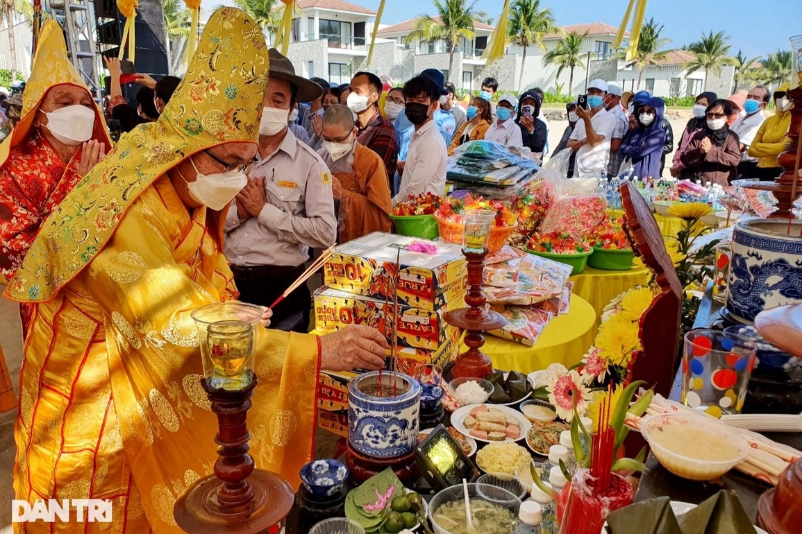 Lễ cầu siêu 17 người xấu số thiệt mạng trên biển Cửa Đại - 5 Lễ cầu siêu 17 người xấu số thiệt mạng trên biển Cửa Đại - 5