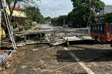 Cổng chào Khu di tích quốc gia đặc biệt Lam Kinh bị gió quật đổ