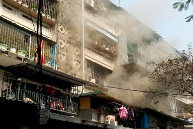 Cháy tại tập thể Thanh Xuân Bắc, hai lính cứu hỏa ngạt khói