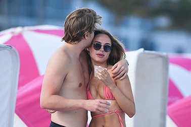 Kimberley Garner diện áo tắm gợi cảm, tình tứ bên bạn trai mới