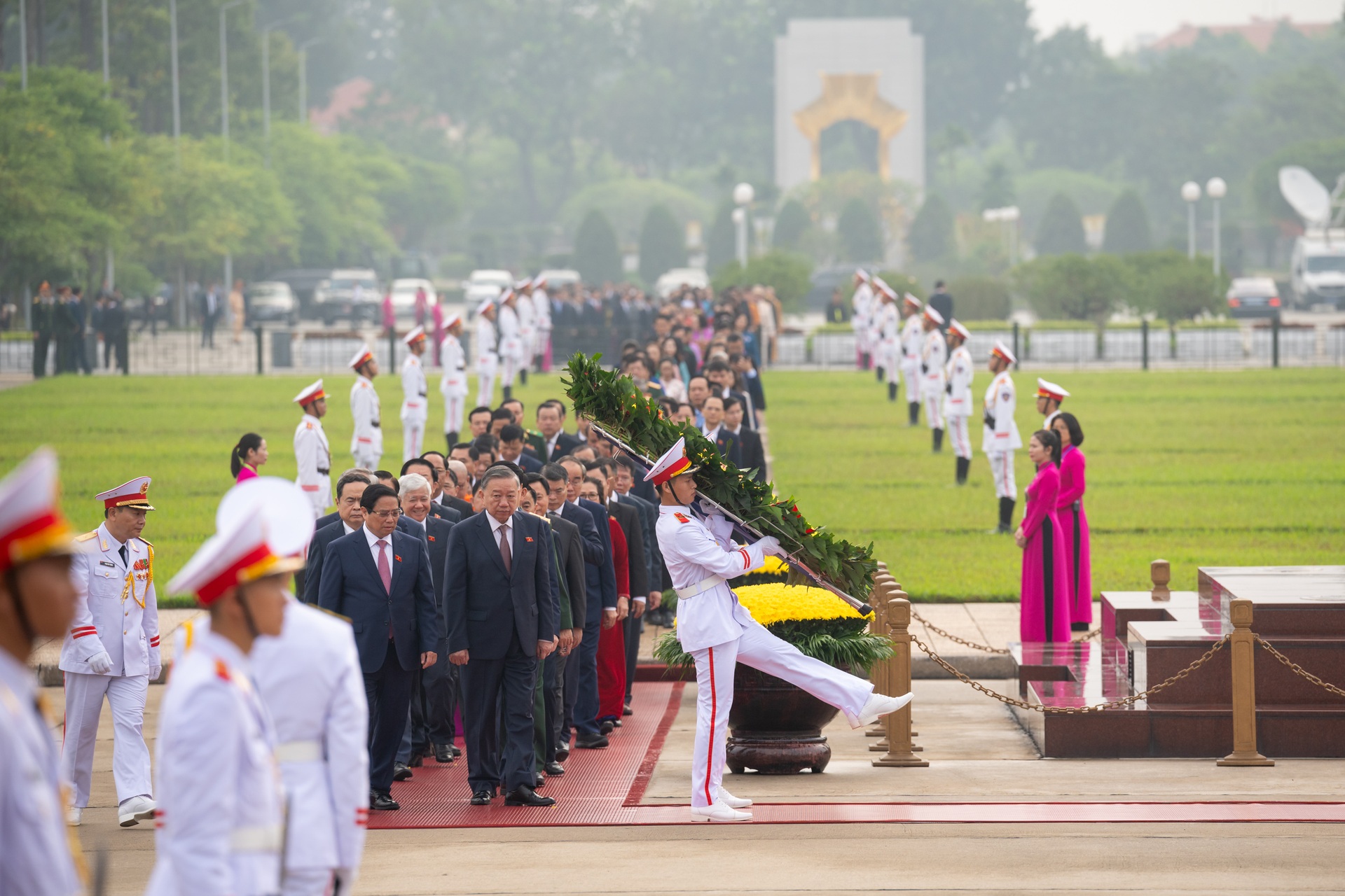 Lãnh đạo Đảng, Nhà nước và các ĐBQH vào Lăng viếng Chủ tịch Hồ Chí Minh - 1