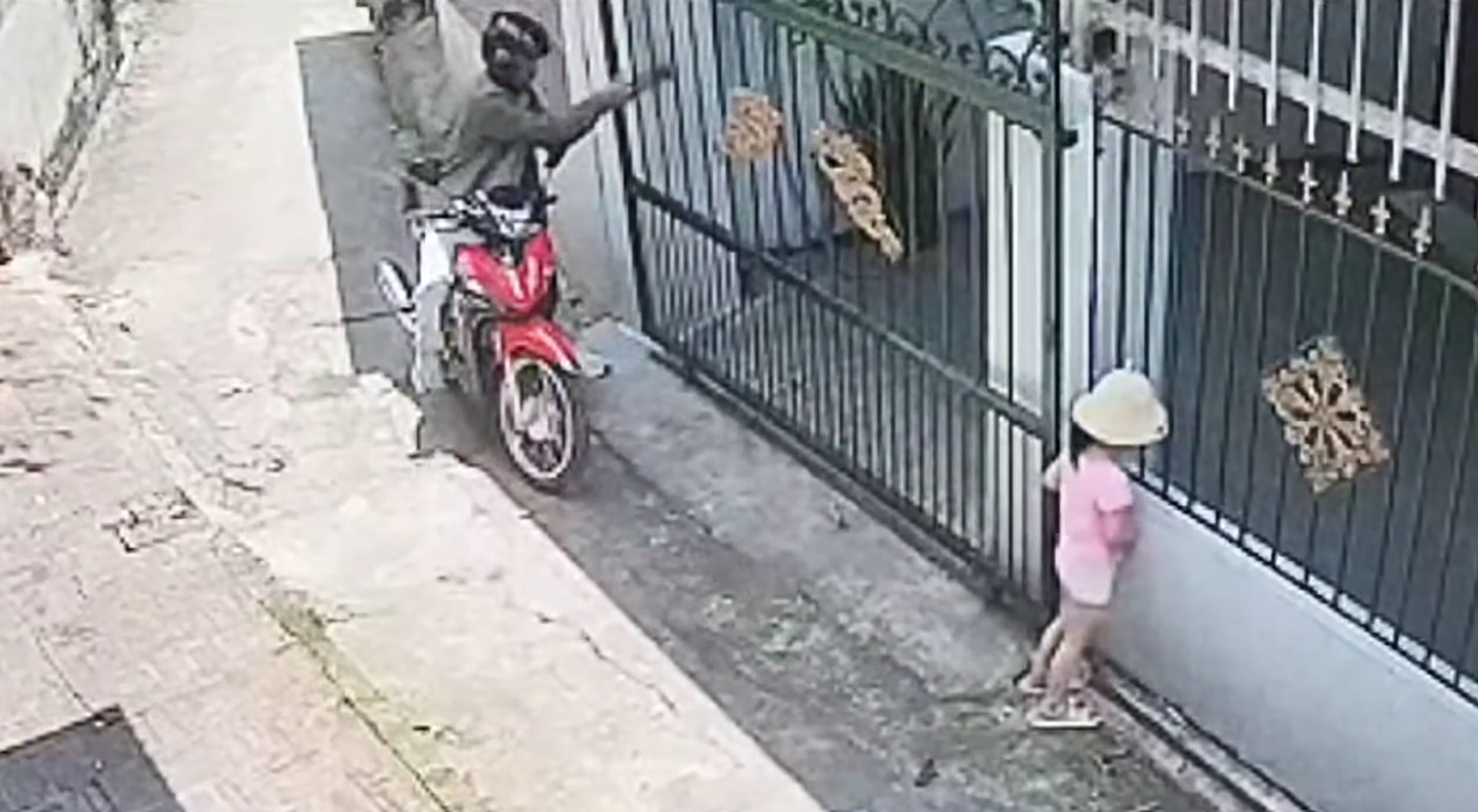 Clip "bé gái gặp tai nạn bất ngờ từ tình huống đời thường" gây sốc tuần qua