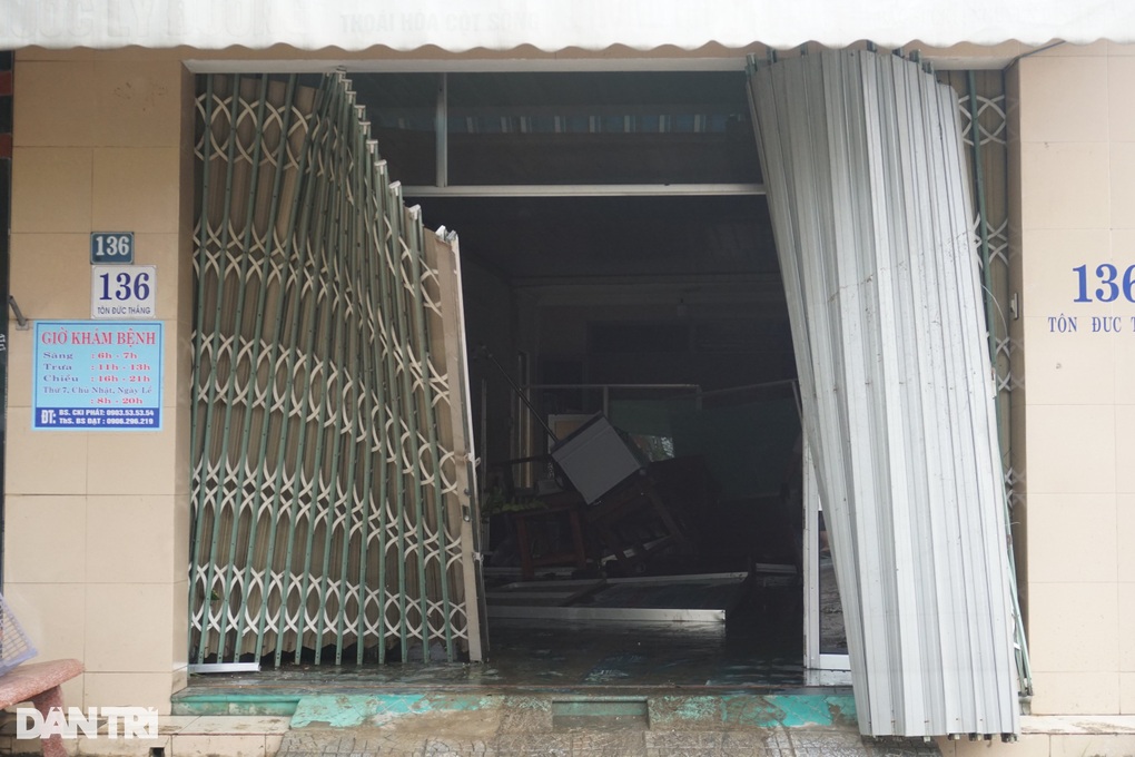 Người Đà Nẵng khóc nghẹn sau mưa lũ: Nước cuốn trôi hết thật rồi! - 6 Người Đà Nẵng khóc nghẹn sau mưa lũ: Nước cuốn trôi hết thật rồi! - 6