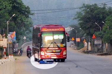 Hãi hùng nhìn người đàn ông liều lĩnh lao ra giữa quốc lộ chặn xe ô tô