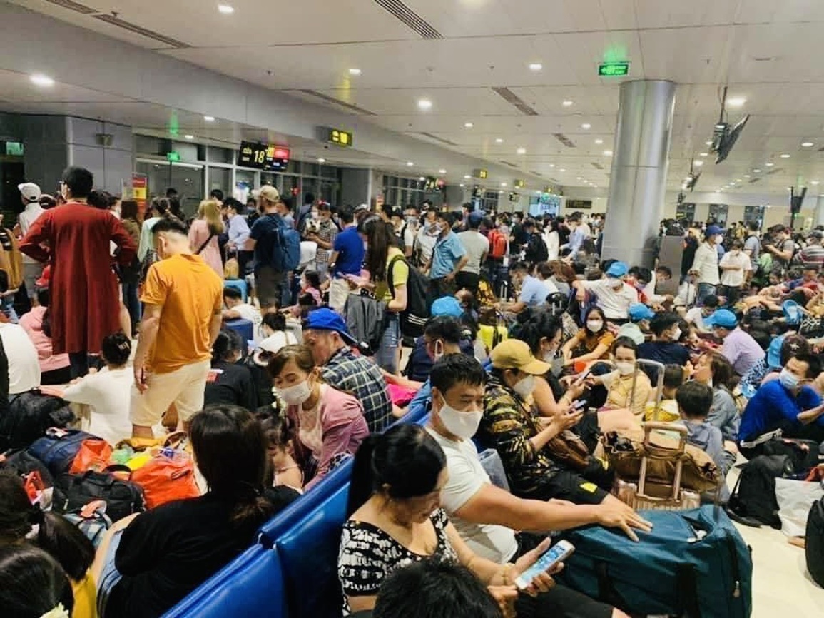 Khách bay Vietjet vạ vật ở sân Tân Sơn Nhất - 1 Khách bay Vietjet vạ vật ở sân Tân Sơn Nhất - 1
